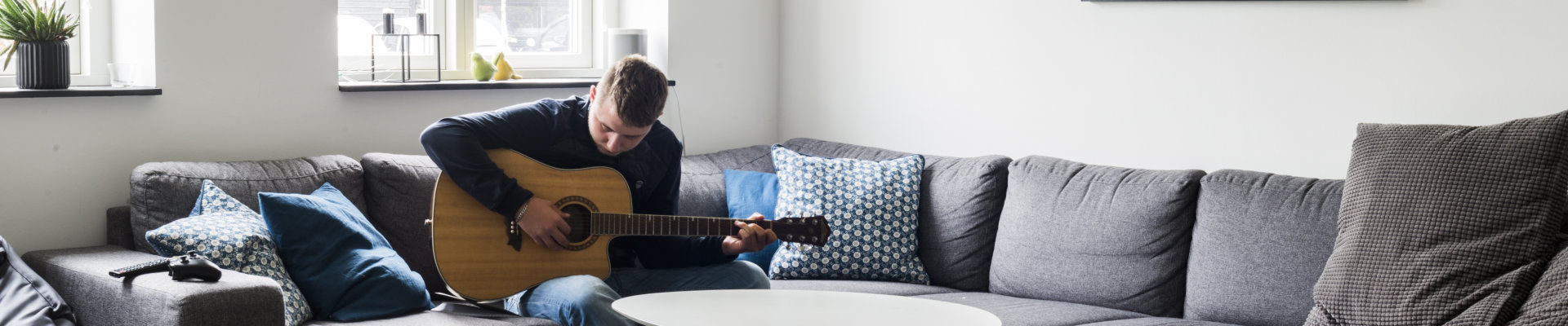 Ung spiller guitar