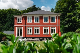 Fredensborghuset set fra parkeringspladsen.