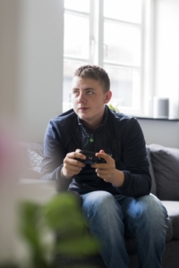 Ung spiller PlayStation på Jupiter