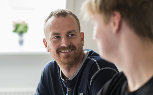Tværfagligt team af pædagoger, psykologer, lærere, sygeplejersker og terapeuter.