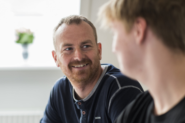 Tværfagligt team af pædagoger, psykologer, lærere, sygeplejersker og terapeuter.