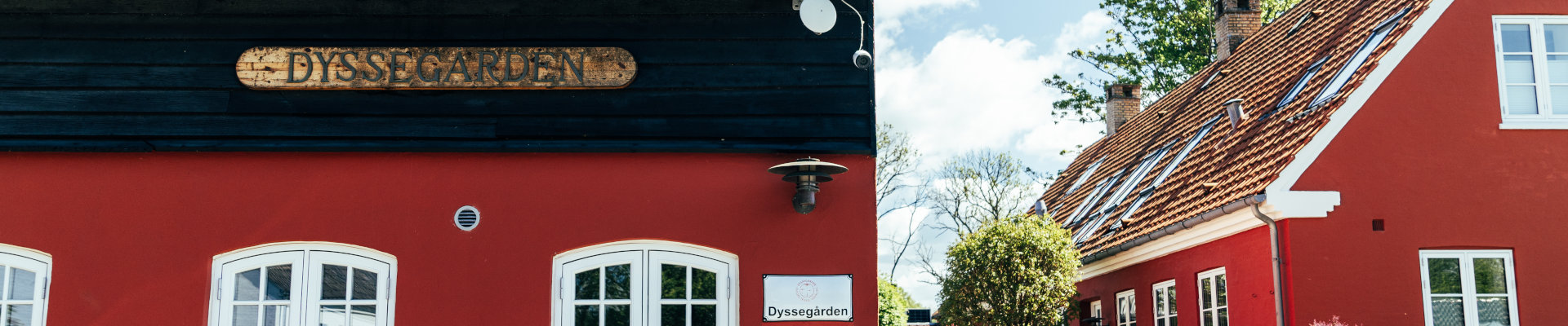 Dyssegården set fra vores parkeringsplads.