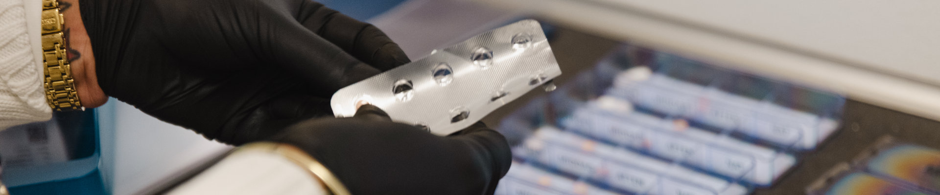 Social- og sundhedsassistent doserer medicin.