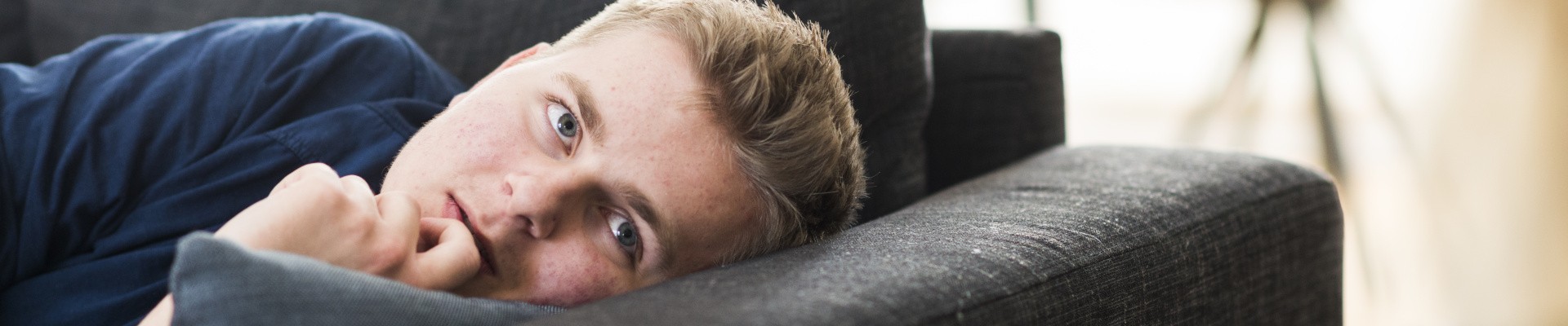 Ung i sofaen