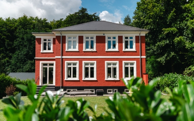 Fredensborghuset set fra parkeringspladsen.