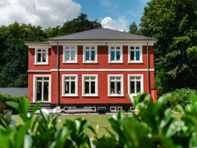 Fredensborghuset set fra parkeringspladsen.