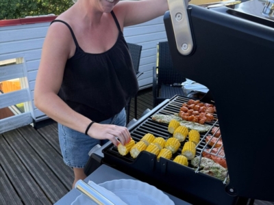 Grillaften i sommerhus med voksenhusene