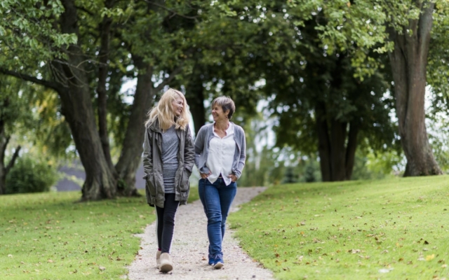 Kontaktperson og ung gaar tur i parken 2