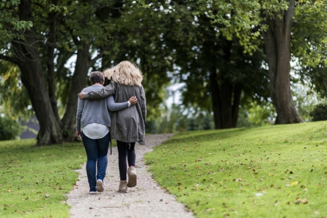 Kontaktperson og ung går tur i vores park.