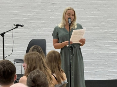 Skoleleder holder tale til sidste skoledag